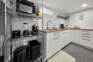 Fridge, microwave, stovetop, dishwasher - #StayInMyDistrict Arbor Lodge & Popular Overlook (Portland)