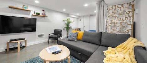 Fernseher, Bücher, Arbeitsbereiche