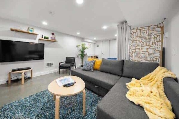 TV, books, offices - #StayInMyDistrict Arbor Lodge & Popular Overlook (Portland)