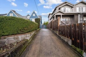 Property grounds - #StayInMyDistrict Arbor Lodge & Popular Overlook (Portland)