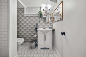 Regadera, secadora de cabello, toallas 