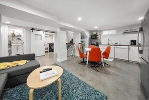 TV, books, offices - #StayInMyDistrict Arbor Lodge & Popular Overlook (Portland)