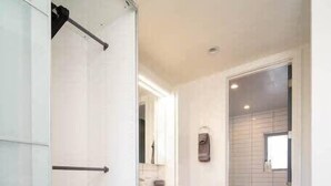 Ein modernes Badezimmer mit Dusche, Toilette und Waschbecken.