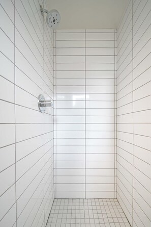 Een douche, een haardroger, handdoeken