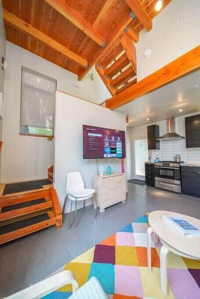 #StayInMyDistrict Buckman Spacious Modern Rowhouse