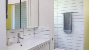 Een douche, een haardroger, handdoeken, shampoo