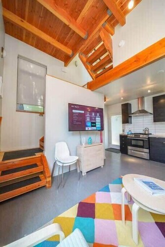 #StayInMyDistrict Buckman Spacious Modern Rowhouse