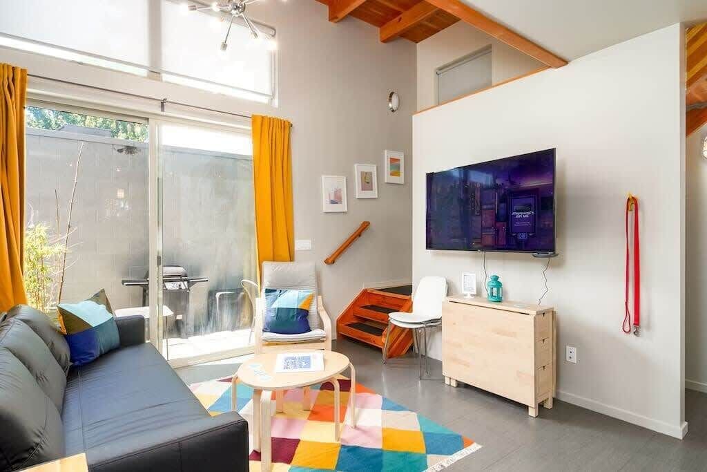 Een televisie en een kantoor