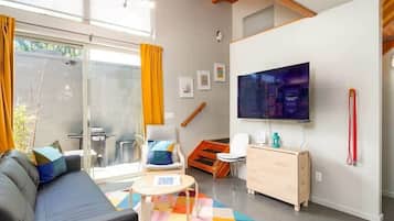 Een televisie en een kantoor