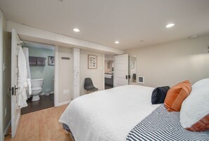 1 slaapkamer, een bureau, een strijkplank/strijkijzer, reisbedje