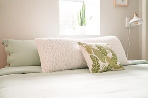 2 chambres, bureau, fer et planche à repasser, lit parapluie