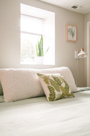 2 bedrooms, desk, iron/ironing board, WiFi