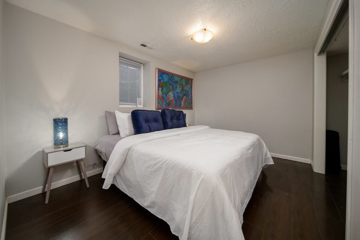 2 slaapkamers, een bureau, een strijkplank/strijkijzer, wifi