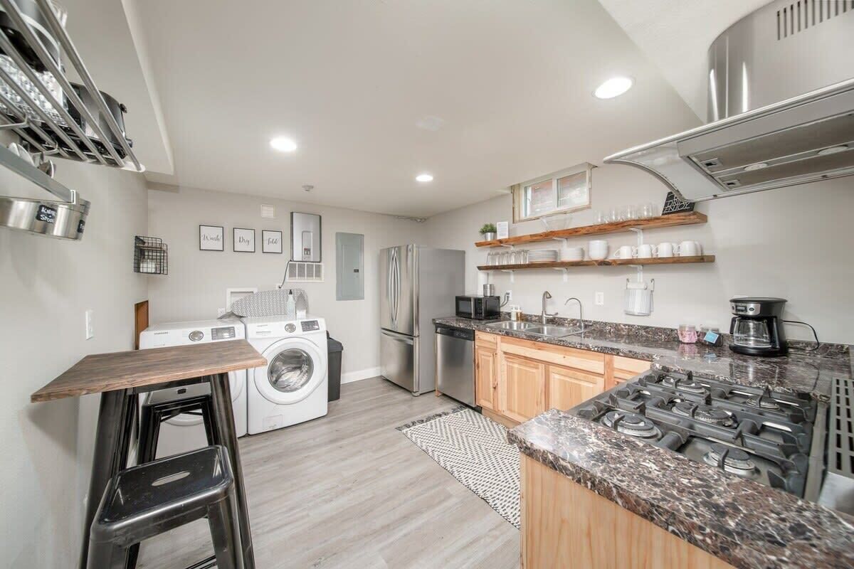 冷蔵庫、電子レンジ、オーブン、コンロ