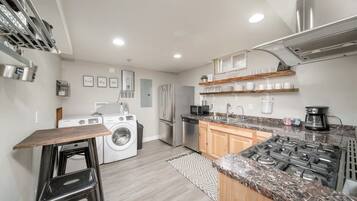 Refrigerador, microondas, horno y parrilla de estufa