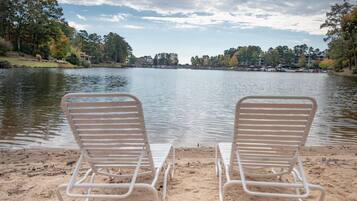 Beach nearby, sun loungers, beach towels
