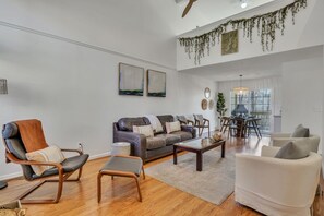 Smart TV, chimenea, videojuegos y reproductor de DVD 