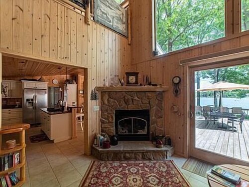 Acorn Landing: Watch Nature Come Alive on Beautiful Long Lake