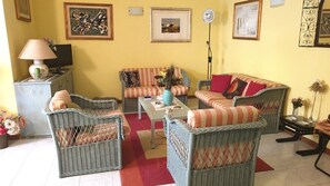 TV - Downtown apartment with garage and private courtyard (Numana)