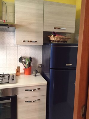 Frigorifero, forno, piano cottura, macchina per tè/caffè