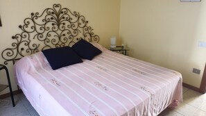 2 bedrooms, iron/ironing board - Downtown apartment with garage and private courtyard (Numana)