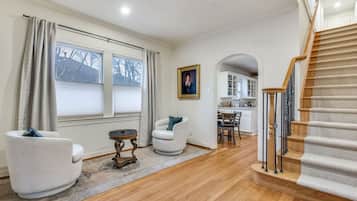 Smart TV, fireplace, Netflix, Hulu