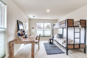 4 室のベッドルーム、デスク、アイロン / アイロン台、旅行用ベビーベッド