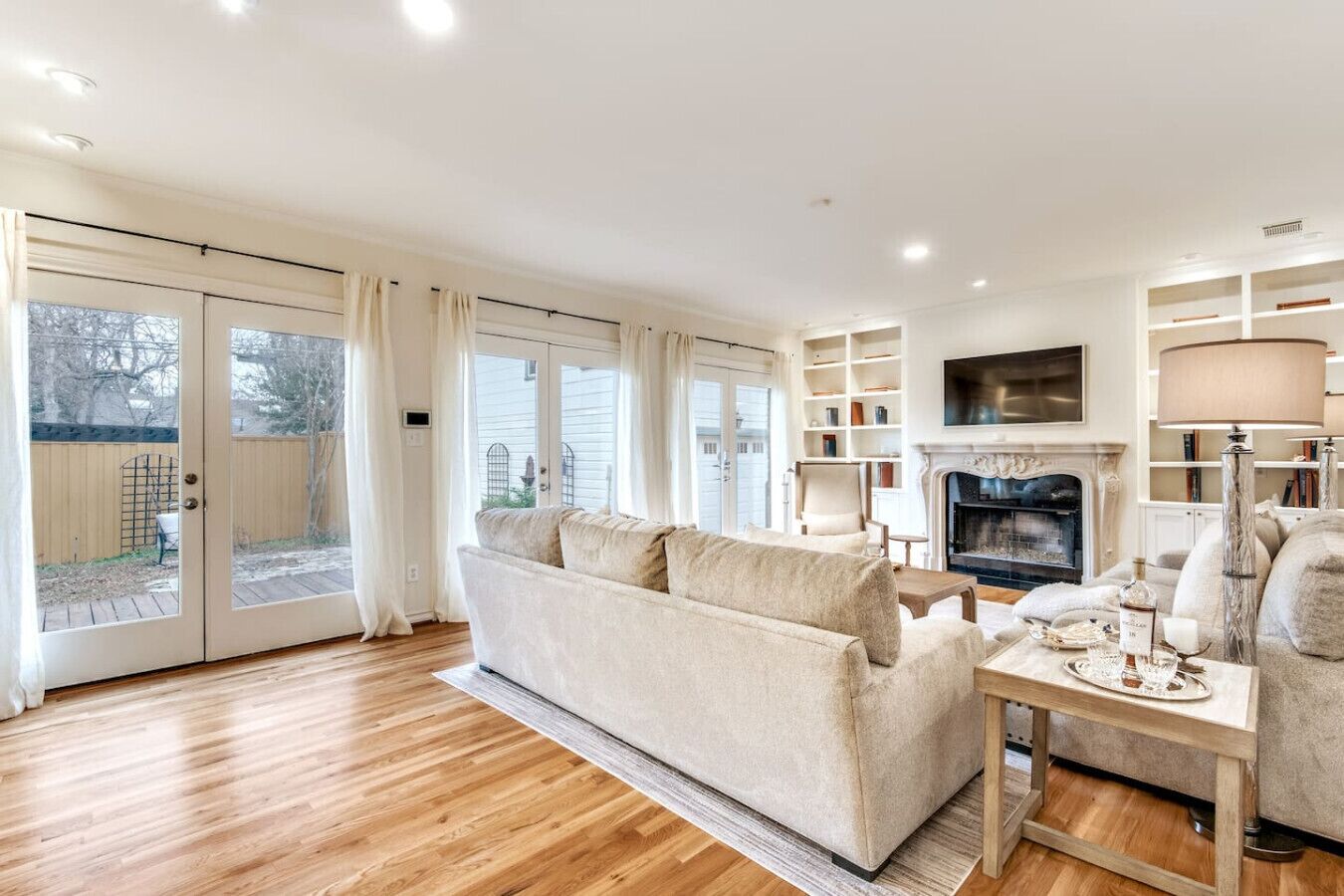 Smart TV, fireplace, Netflix, Hulu