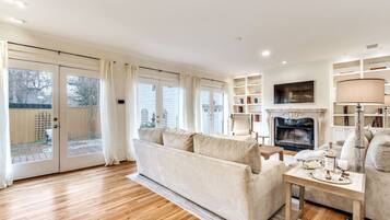 Smart TV, fireplace, Netflix, Hulu