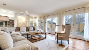 Smart TV, fireplace, Netflix, Hulu