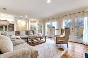 スマートテレビ、暖炉、Netflix、Hulu