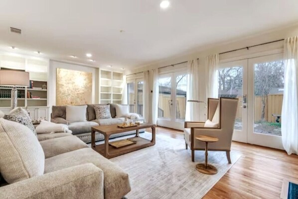 Smart TV, fireplace, Netflix, Hulu