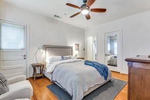 4 slaapkamers, een bureau, een strijkplank/strijkijzer, reisbedje
