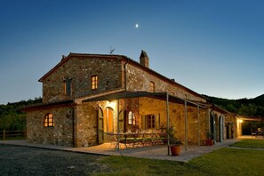 Exterior - Spacious villa with heated pool, A/C, Wi-Fi, BBQ, al fresco dining, sleep 20 (La California)