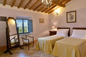 9 bedrooms, in-room safe, iron/ironing board, free WiFi