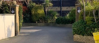 LUXURY 2 BED APARTMENT BY THE BEACH