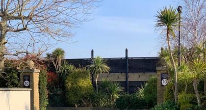 LUXURY 2 BED APARTMENT BY THE BEACH