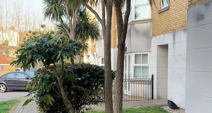 LUXURY 2 BED APARTMENT BY THE BEACH