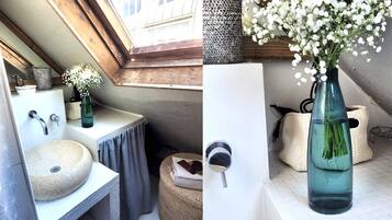 Dusche, Haartrockner, Handtücher, Toilettenpapier