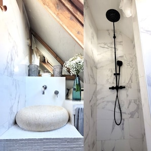 Dusche, Haartrockner, Handtücher, Toilettenpapier