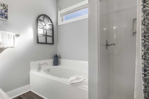 Combined shower/tub, hair dryer, towels