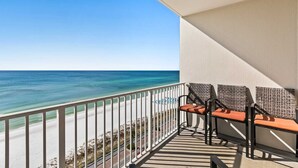 Un balcon avec vue sur la plage et l’océan.