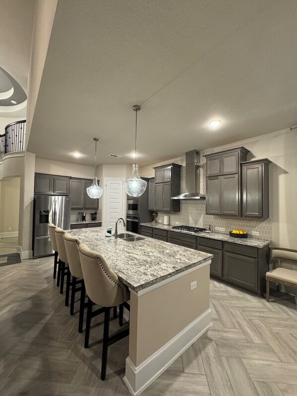 Fridge, microwave, oven, stovetop - Stunning Modern Houston Home- NO access to lagoon (Humble)