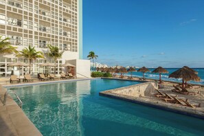 4 outdoor pools, free pool cabanas, pool umbrellas - The Westin Cancun Resort Villas & Spa (Cancun)