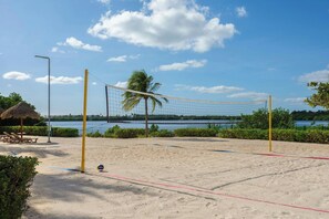On the beach, white sand - The Westin Cancun Resort Villas & Spa (Cancun)