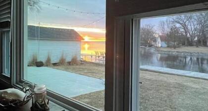 Waterfront Lake House, Kayaks and Large Yard