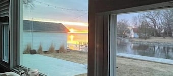 Waterfront Lake House, Kayaks and Large Yard