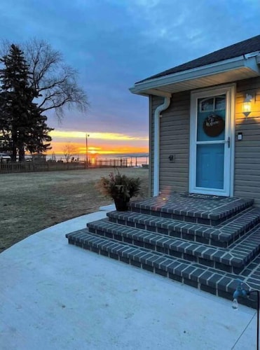 Waterfront Lake House, Kayaks and Large Yard