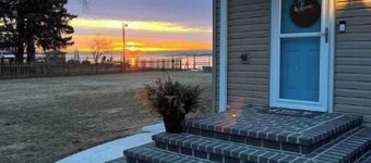 Waterfront Lake House, Kayaks and Large Yard