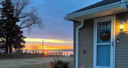 Waterfront Lake House, Kayaks and Large Yard